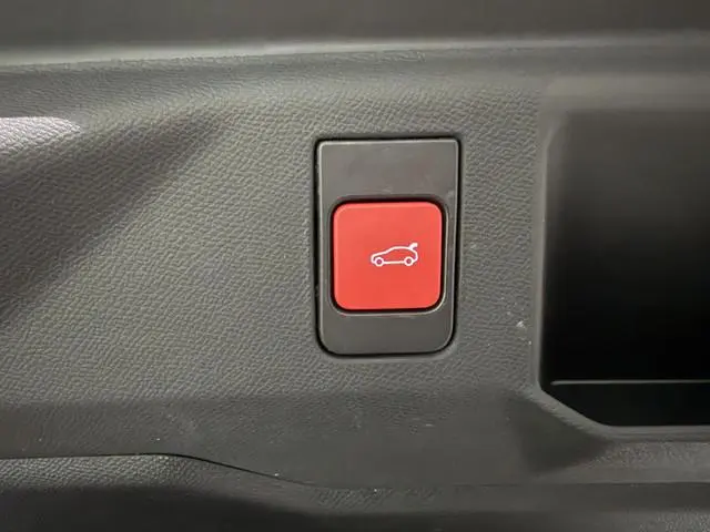 Peugeot e-5008
