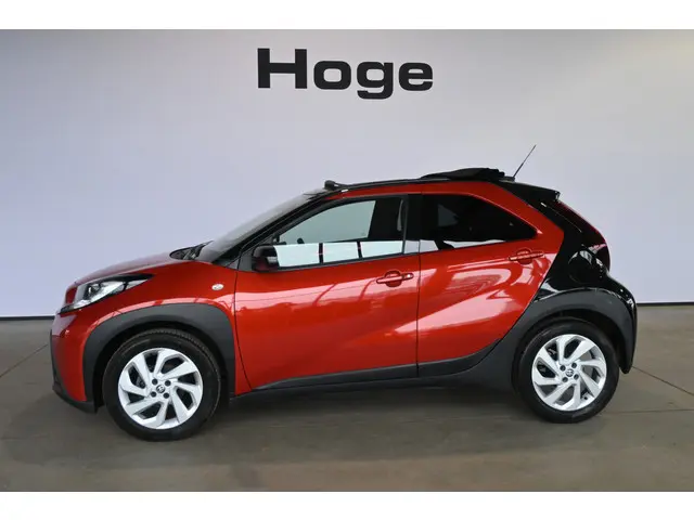 Toyota Aygo X 1.0 VVT-i MT Play Clima Carplay Panoramadak Camera LED Rijklaarprijs Inruil Mogelijk!