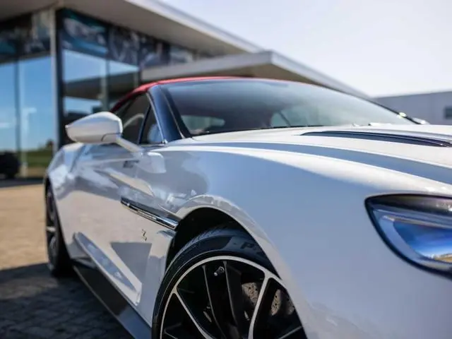 Aston Martin V12 Vanquish