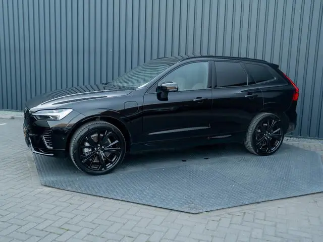 Volvo XC60 2.0 T6 Plug-in hybrid AWD Plus Black Edition  | Pano | Trekhaak wegkl. | Facelift | 360 C...