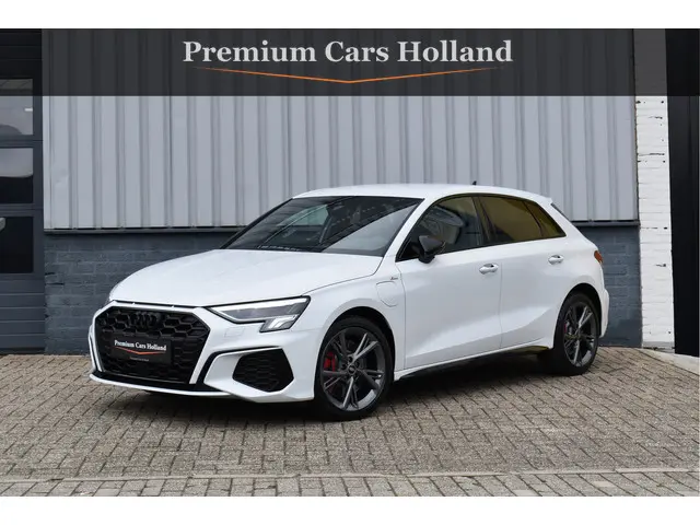 Audi A3 Sportback 45 TFSI e S-Line 245 Pk RS-Stoel Rood Stiksel B&O Camera Massage ACC 18 Inch RS3