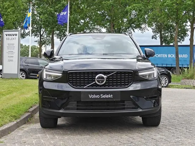 Volvo XC40 B3 177PK Automaat Plus Dark | H&K | Elektr. Stoelen | Verw. voorstoelen | ACC | 19'' |