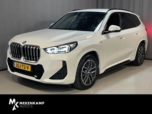 BMW X1 sDrive18i M Sport Shadow Line 18"/Sportstoelen/Adaptieve cruise/Keyless/Stoelverwarming/Camer...
