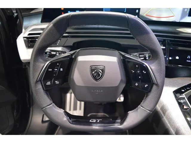 Peugeot e-5008