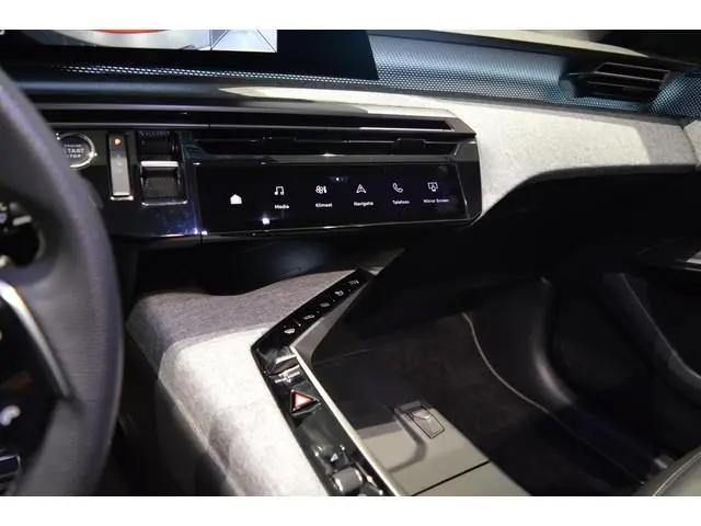 Peugeot e-5008