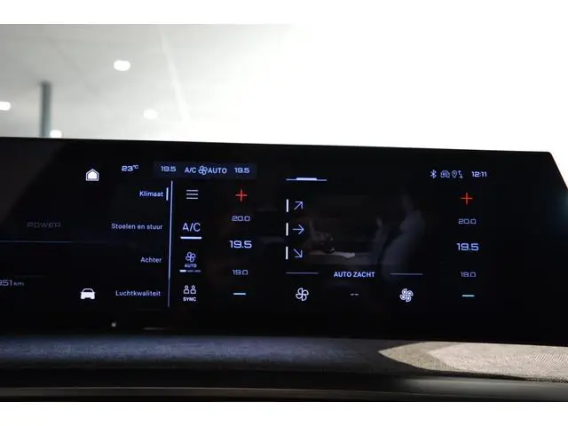 Peugeot e-5008