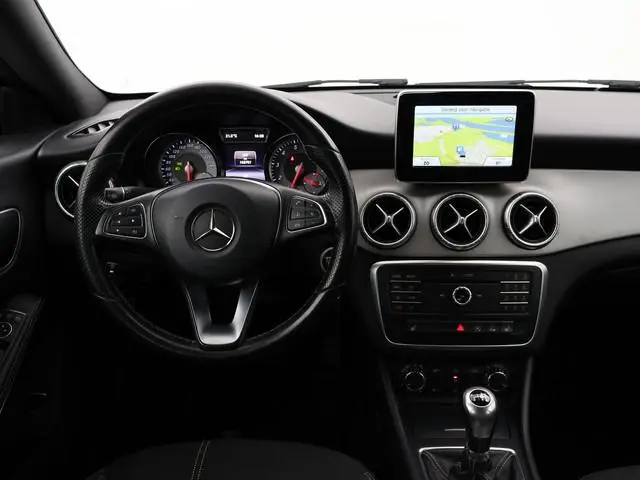 Mercedes-Benz CLA-klasse 180 PRESTIGE + XENON | NAVIGATIE | 18 INCH | SPORTSTOELEN | STOELVERW.