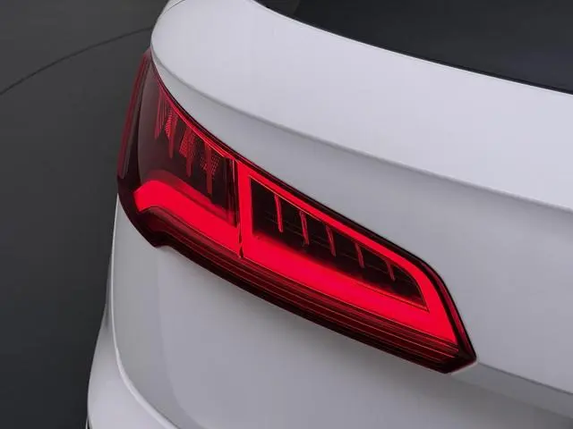 Audi Q5 55 TFSI e quattro Competition VAN: 44.900,- VOOR: 39.877,- UW WKVOORDEEL: 5.023,- | 32.000KM...