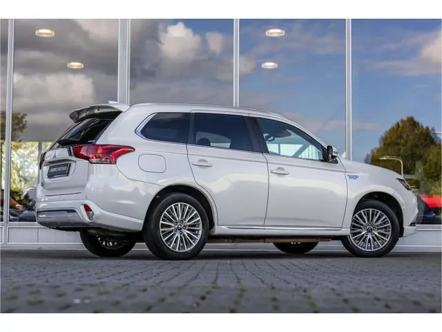 Mitsubishi Outlander 2.4 PHEV Instyle | Pano | 360° Camera | Leder