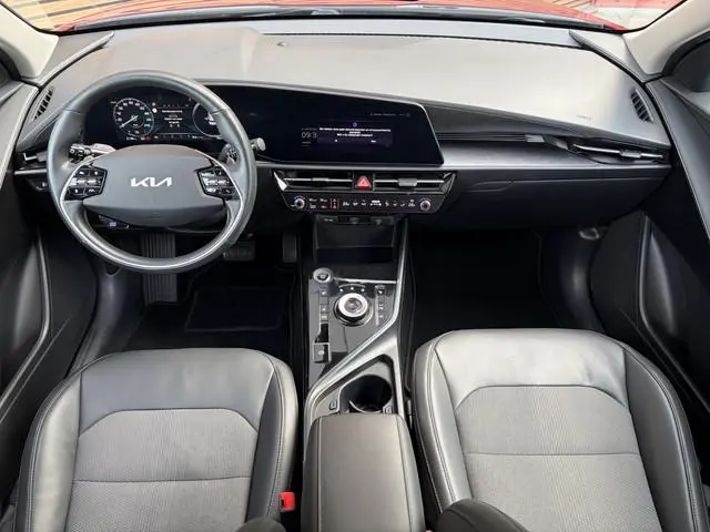 Kia Niro EV DynamicLine 64.8 kWh Stoel-stuurverwarming / Carplay / SOH 98,5% / Keyless / Camera