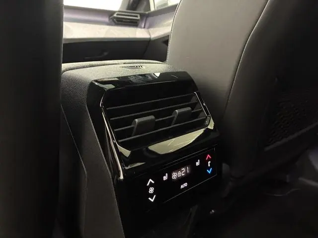 Peugeot e-5008