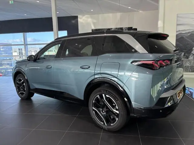 Peugeot e-5008