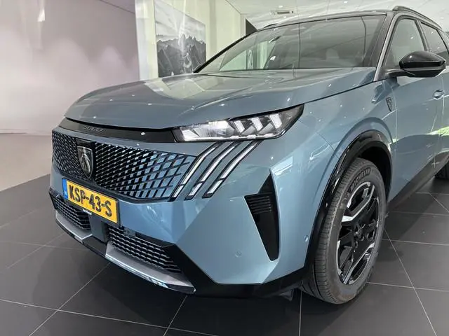 Peugeot e-5008