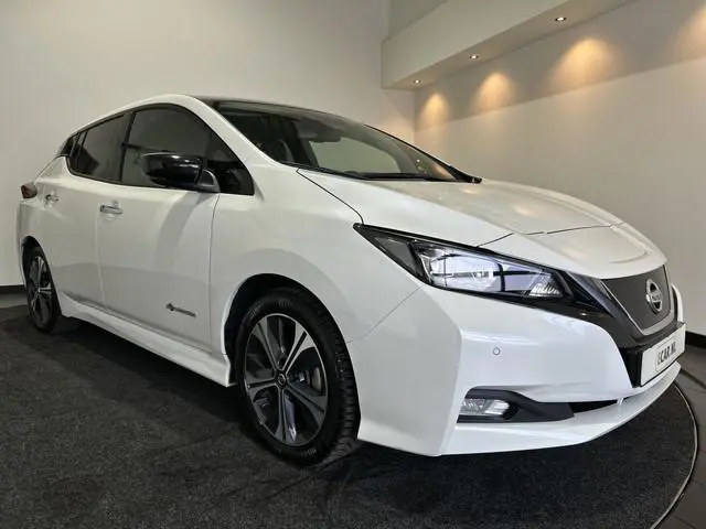 Nissan LEAF Tekna 40 kWh Leer | Navigatie | LED | Trekhaak | SOH 86,1% dak zwart