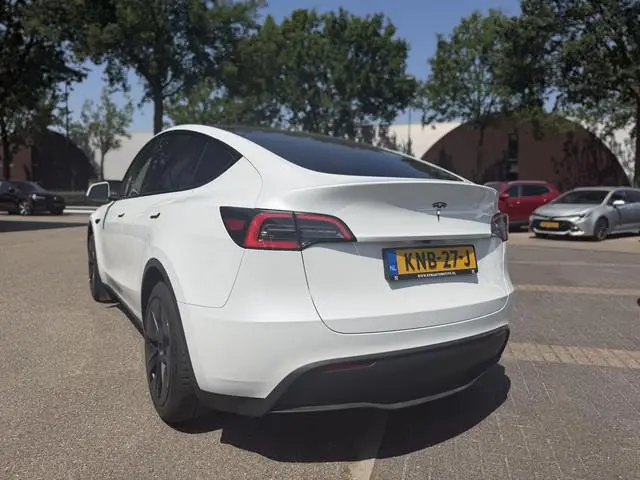 Tesla Model Y Long Range RWD 75 kWh LONG RANGE AWD FSD! VAN: 46.900,- VOOR: 43.877,- | FULL SELF DRI...
