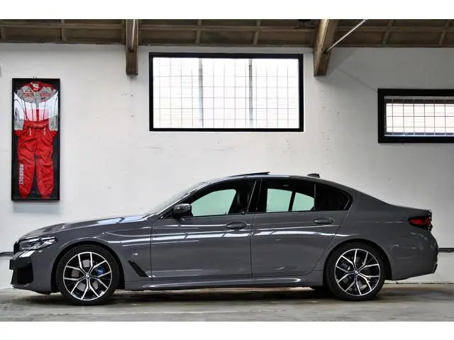 BMW 5-serie 530i High Executive | M-Sport | 19 inch | Schuifdak | Keyless | Adapt. Cruise | NL auto...