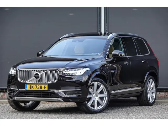 Volvo XC90 T8 Twin Engine 408Pk Aut. | Plug In Hybrid | AWD | Inscription | 7-Persoons | Panoramadak | Luchtvering | Achteruitrijcamera | 21'' | Ember Black
