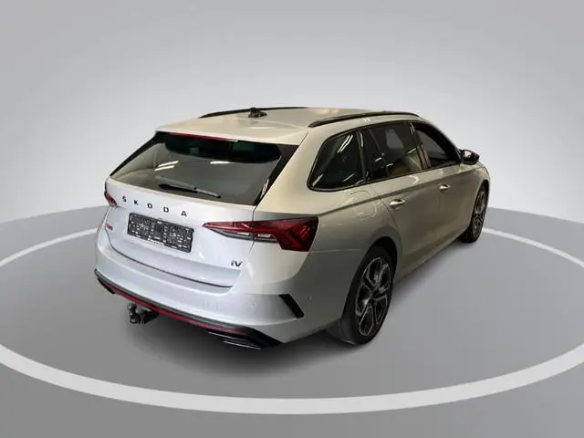 Skoda Octavia Combi 1.4 TSI RS iV PHEV 245pk DSG Business · Camera · Inklap. Trekhaak · Head-Up Disp...
