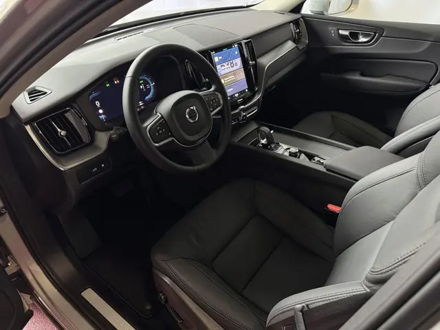 Volvo XC60 2.0 T6 350PK PHEV LEER AWD LONG RANGE PANO PERF.AUDIO ELEK.KLEP phev ✅ Top Auto's Wijchen...