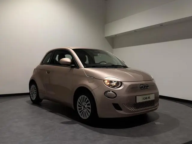Fiat 500 42 kWh | Apple CarPlay - Android Auto | Stoelen verwarmd | Dodehoek detectie Rijklaar