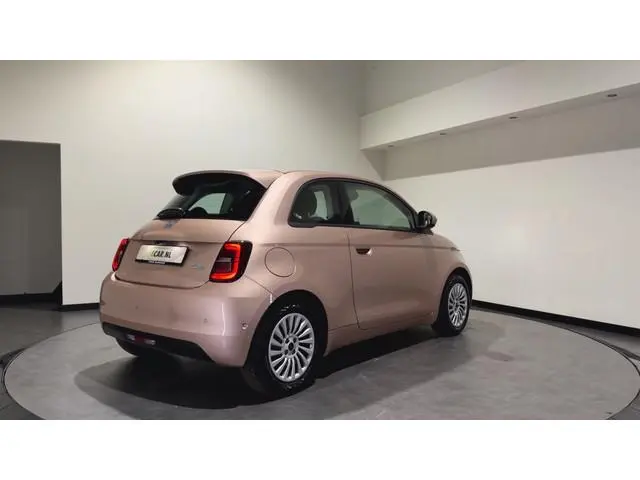 Fiat 500 42 kWh | Apple CarPlay - Android Auto | Stoelen verwarmd | Dodehoek detectie Rijklaar