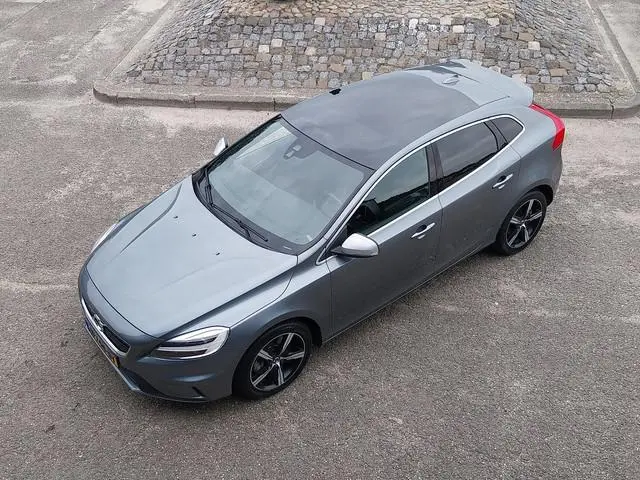 Volvo V40 1.5 T3 AUTOMAAT Polar+ Sport 1e EIGENAAR PANO DAK CAMERA HARMAN KARDON PARK ASSIST LED NAV...
