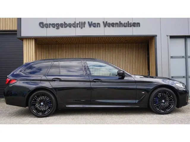 BMW 5-serie Touring 530i 252pk xDrive M-sport & Shadowline Pano 360-View HUD Elek.haak Laserlight St...