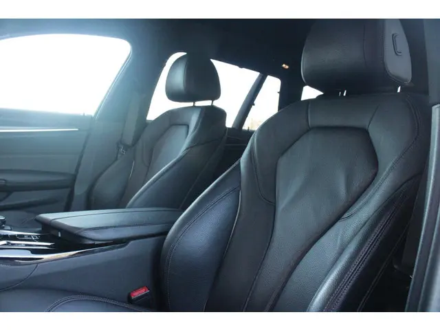 BMW 5-serie Touring 530e 292PK xDrive M-SPORT BUSINESS EDITION PLUS | PANORAMA SCHUIF/KANTEL DAK | H...