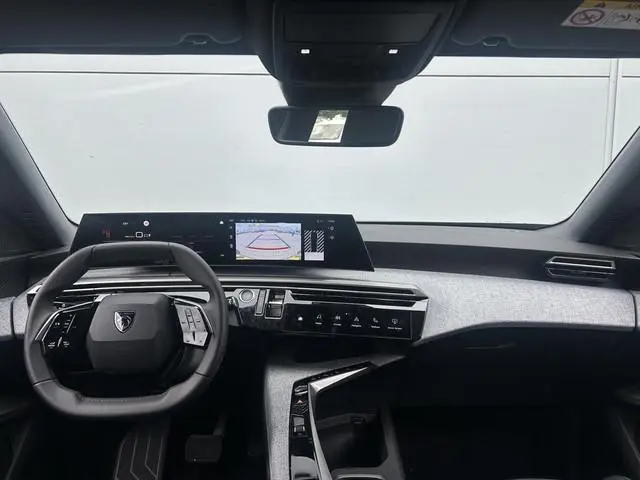 Peugeot e-5008