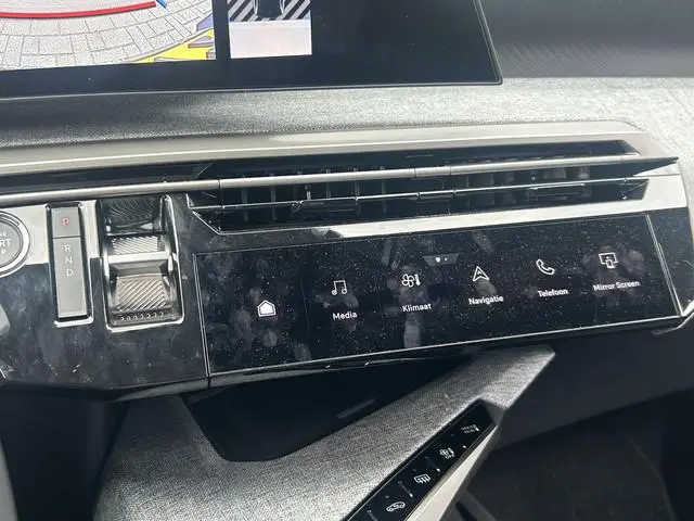 Peugeot e-5008