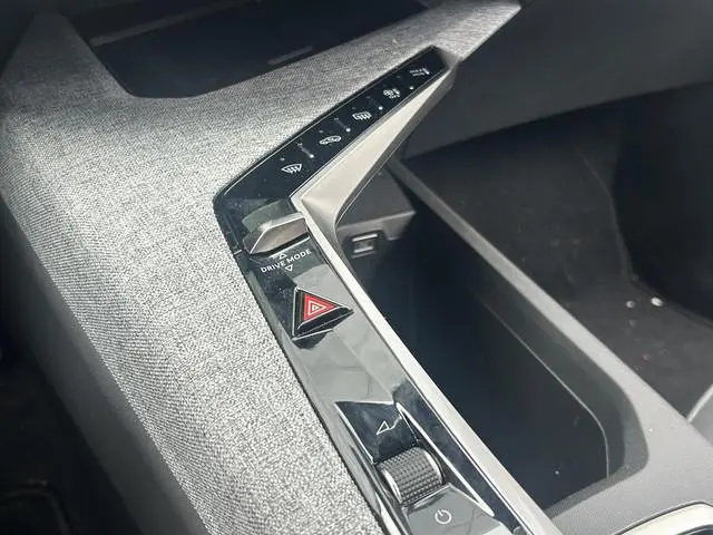 Peugeot e-5008