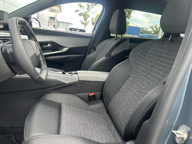 Peugeot e-5008