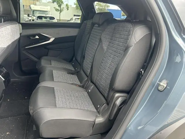 Peugeot e-5008
