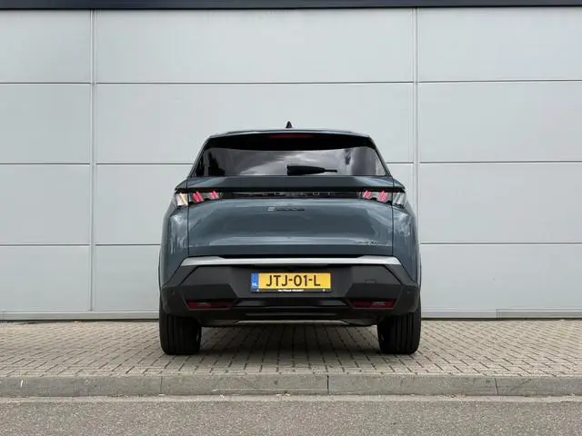 Peugeot e-5008