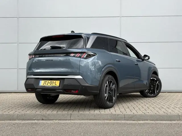 Peugeot e-5008
