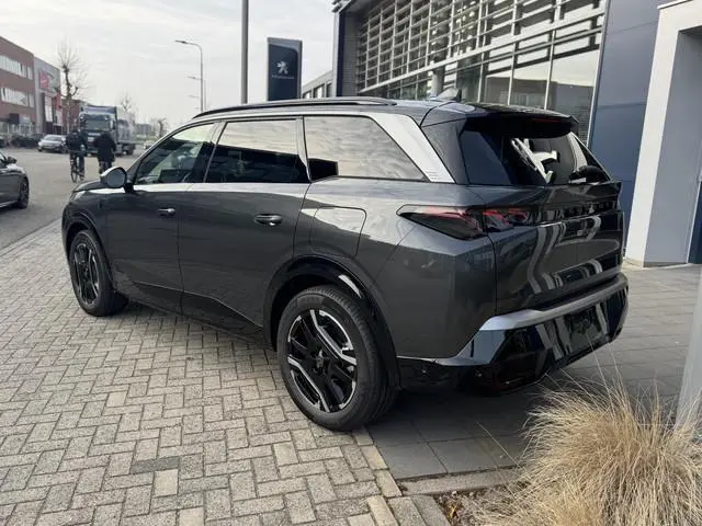 Peugeot e-5008