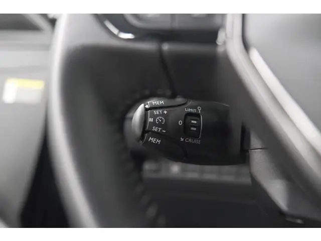 Peugeot 208 PureTech 100 EAT8 Allure Pack | Keyless | Camera | Navigatie | Parkeersensoren | Apple C...