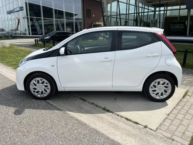 Toyota Aygo 1.0 VVT-i x-play cabrio / Camera / Cruise Control / Elektrisch vouwdak / Airco /