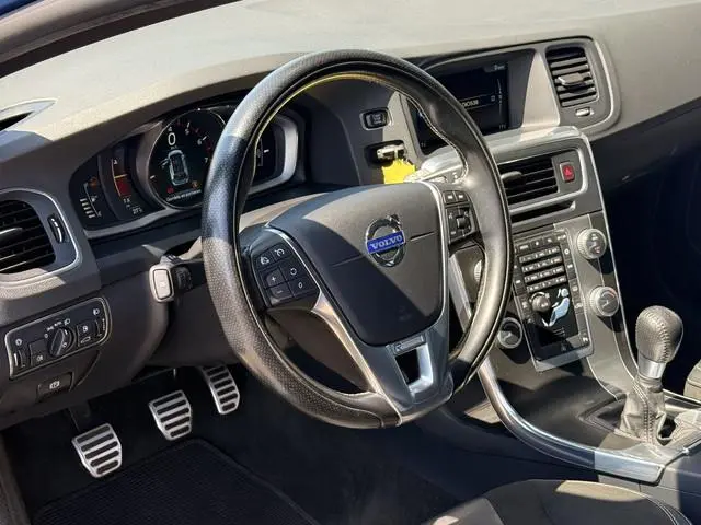 Volvo V60 1.6 T3 R-Design | Afn Trekhaak | Cruise | Parkeersensoren | Bluetooth | Leder |