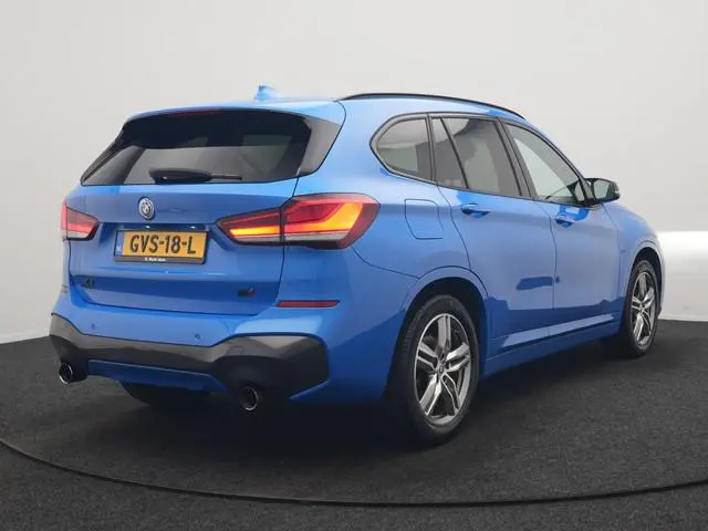 BMW X1 sDrive20i M Sport 192pk Misano Blauw Metallic | Trekhaak Afn. | Sportstoelen Verwarmd | Navi...