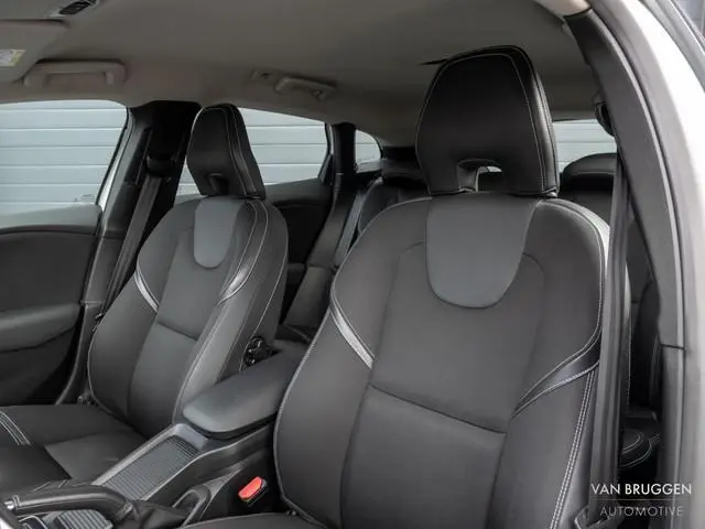 Volvo V40 2.0 T2 Nordic+ Trekhaak LED Org. NL / NAP