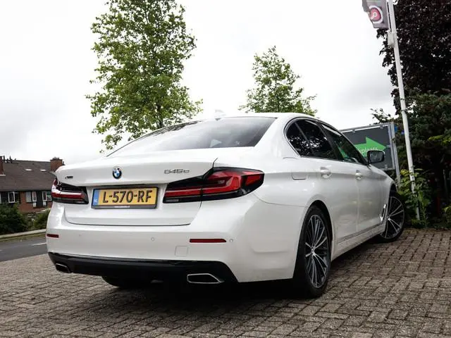 BMW 5 Serie 545e xDrive Business Edition Plus 1e-Eig. & Dealer-Onderh. BOVAG-Garantie. NL-Auto.