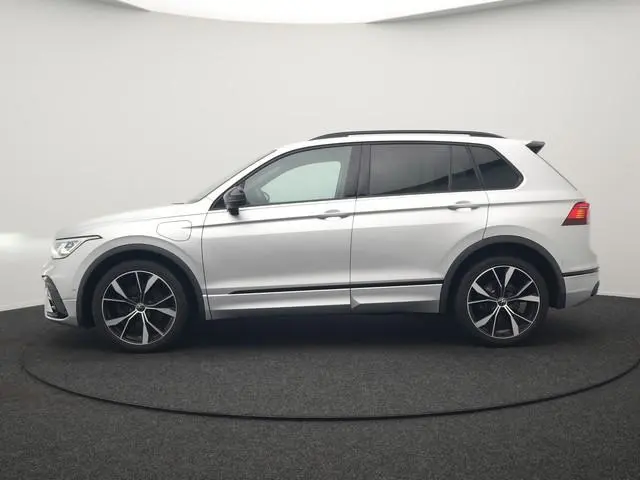 Volkswagen Tiguan 1.4 TSI eHybrid R-Line PHEV 245pk Dealer O.H | Trekhaak Af Fabriek | Adaptive Crui...