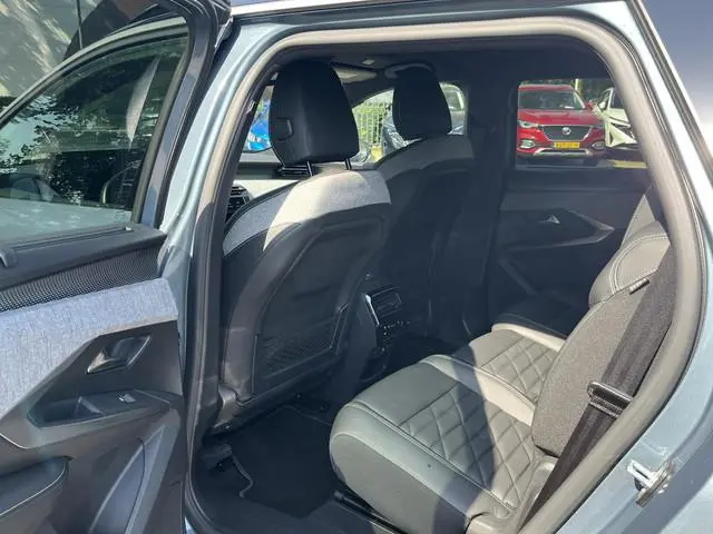Peugeot e-5008