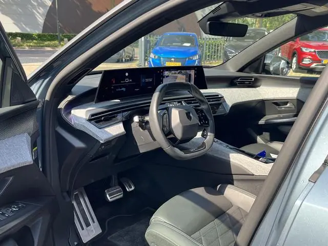Peugeot e-5008