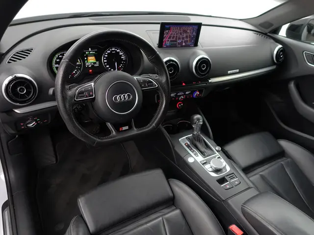 Audi A3 Sportback 1.4 e-tron S Competition Aut- RS Interieur, Panoramadak, Sfeerverlichting, Xenon L...