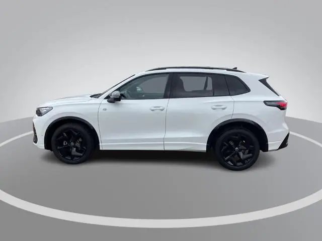 Volkswagen Tiguan 1.5eTSI/150PK R-Line Blackstyle DSG · Panoramadak · Trekhaak · Apple/Android Car P...