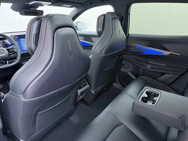 Lynk & Co 08