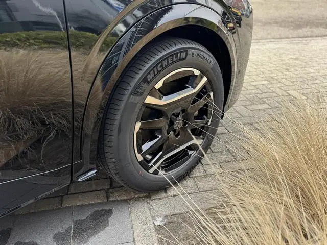 Peugeot e-5008