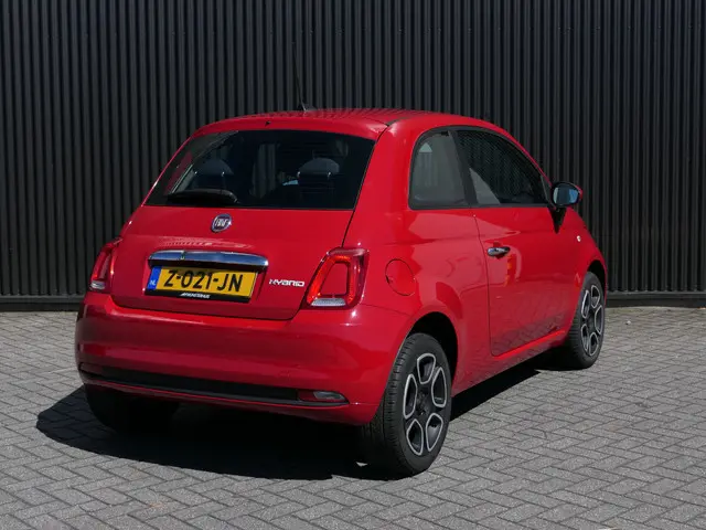 Fiat 500 1.0 Hybrid Club  - Occasion Lease vanaf €339 p/m - Super nette auto! - Lage km-stand! - Cru...